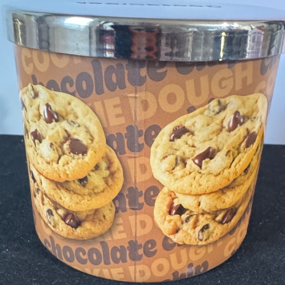 Pillsbury Chocolate Chip Cookie Dough three wick Candle 14.5 OZ - Picture 3 of 8